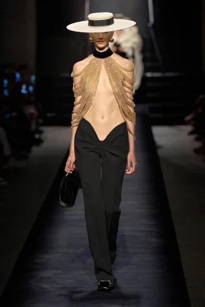 Look 16